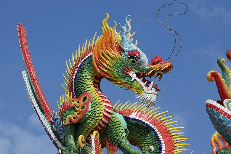 唐人墓(とうじんばか)|虹のように多彩な色彩で構成された龍の装飾