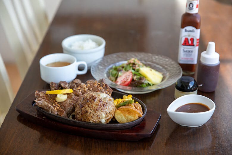 ばくばく亭|ステーキには、手作りのガーリックバターや醤油ベースの和風ソース、そして大定番「A1ソース」やニンニクなども用意されています。