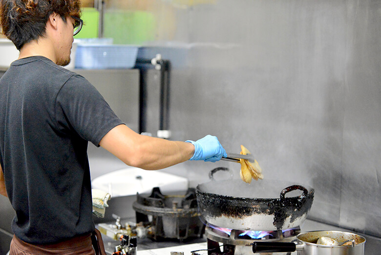 タコス専門店メキシコ｜タコスシェルを揚げる