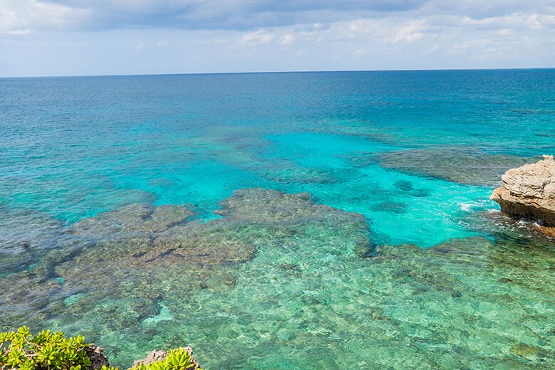 西平安名崎(にしへんなざき)|遊歩道から見える美しいリーフ