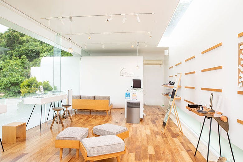 Grace(グレイス)|外光が入る明るい店舗内観