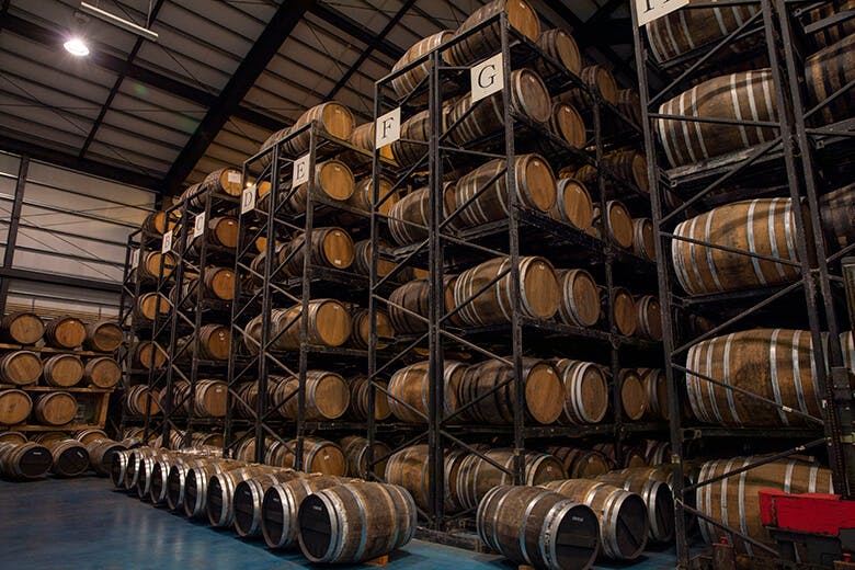 ヘリオス酒造|大量に積まれた樫樽