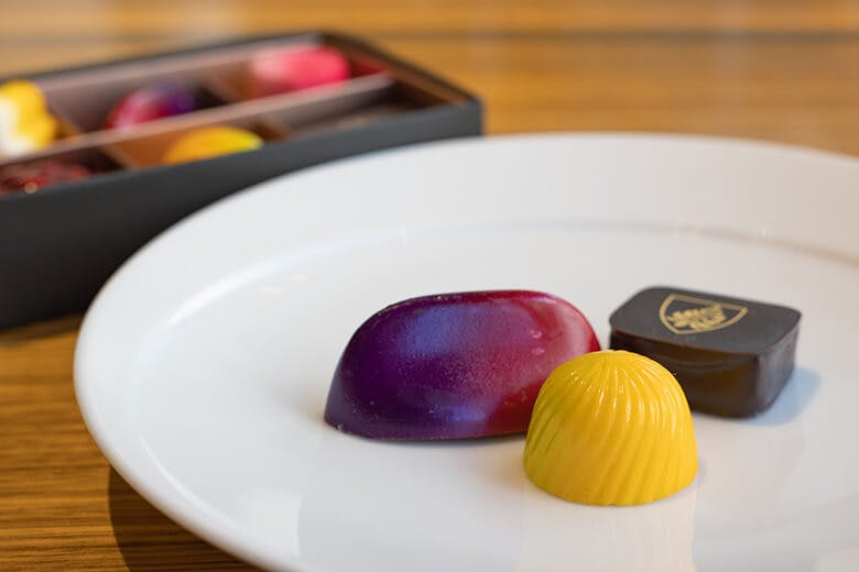 エーデルワイス沖縄｜お皿に乗せられた「ヒラミーレモン」「紅芋」「デイゴ」のショコラ
