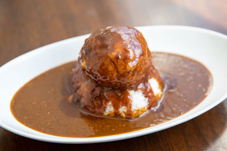 ばくばく亭|雪だるまがカレーをかぶったような、チーズオーブン焼きハンバーグカレー1,800円