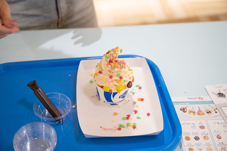 アイスバー作り体験|余ったトッピングをソフトクリームに乗せる