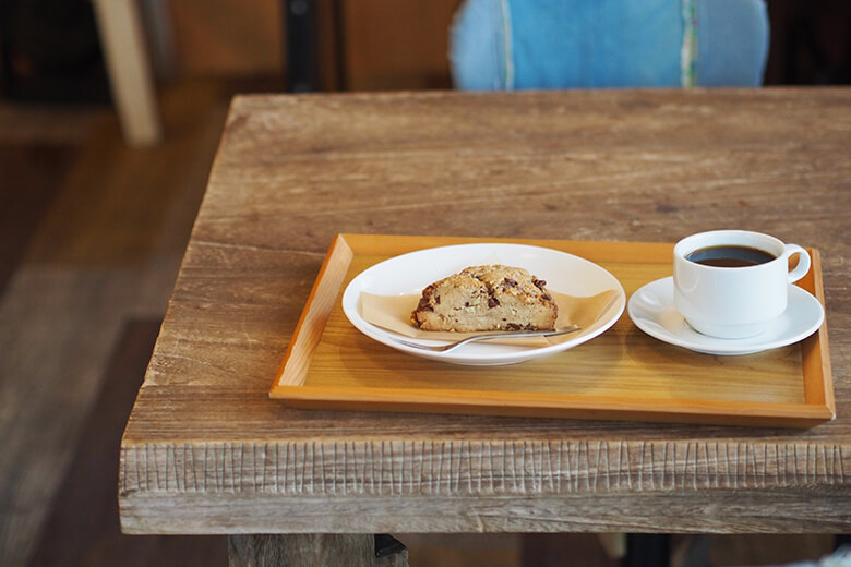 caFe木箱（カフェきばこ）｜テーブルに置かれたスコーンとコーヒー