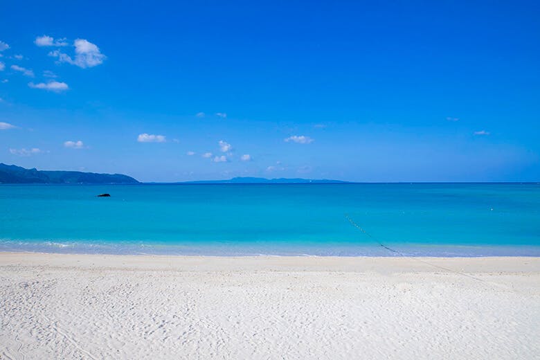 オクマビーチ|白いビーチと沖合まで続く青い海。