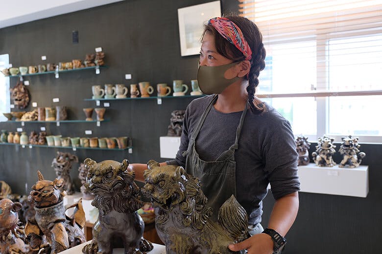 シーサーモノガタリ|モスグリーンのマスクをした女性スタッフ