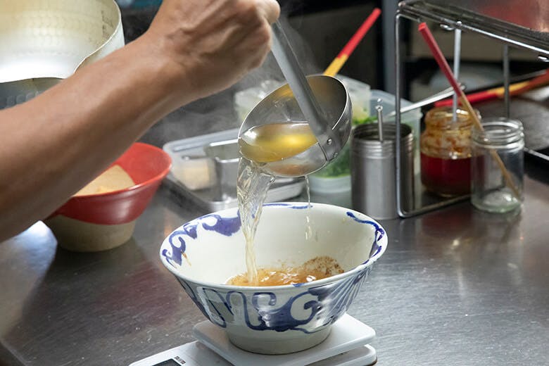 金月(きんちち)そば|レードルから注がれる黄金色のスープ