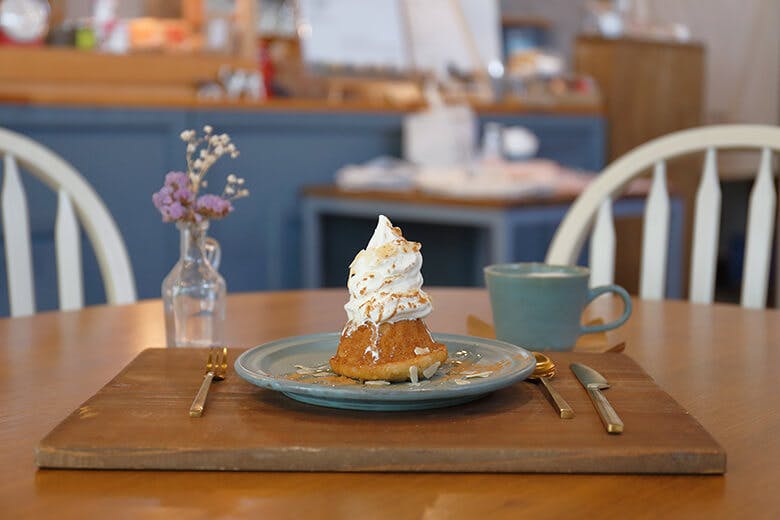 SOYSOY（ソイソイ）｜新鮮な豆乳を使った自家製ソフトクリームがたっぷりとトッピングされた「はちみつクグロフソフト」