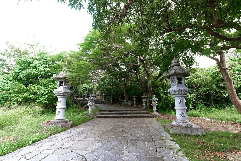 冨崎観音堂｜灯篭が印象的な参道の入り口