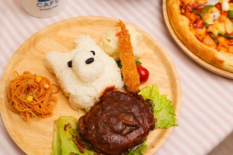 しろくまカフェ｜ライスがシロクマを模したハンバーグプレート