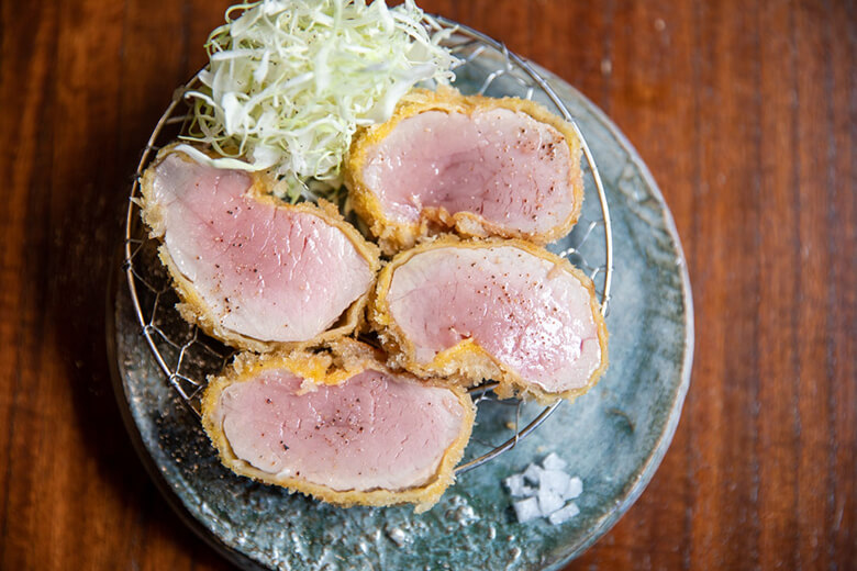 沖縄食堂じまんや|ブランド豚「きびまる豚」で作られた「至高のヒレカツ950円」