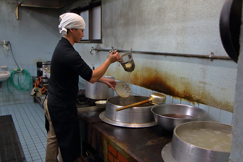 きしもと食堂(本店)|麺の湯切りをするスタッフ