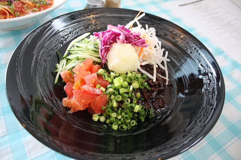 地元キッチン｜島野菜と県産豚のじゃーじゃー麺