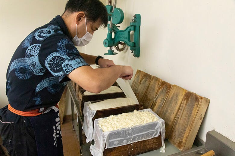 ななほし☆食堂|豆腐を作る店主の上原さん