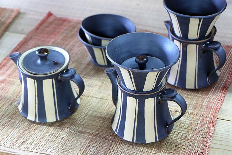 やちむんの里｜金城明光さんの作品「ストライプ柄のコーヒーメーカー」