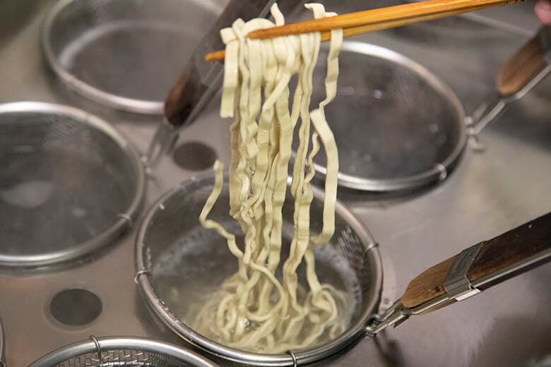 3丁目の島そば屋|茹で上がったオリジナルの生麺