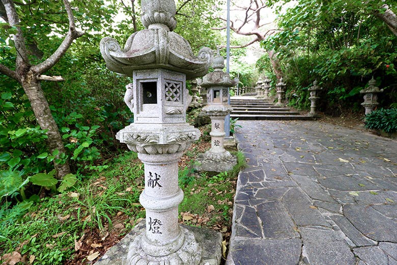 冨崎観音堂｜参道に立ち並ぶ立派な石灯篭