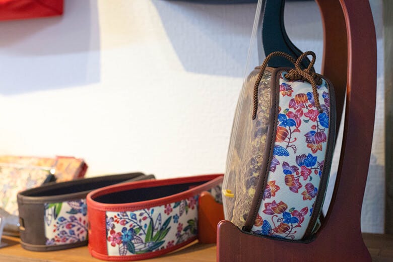 琉球ぴらす｜紅型模様がプリントされたティーガー（三線の胴巻き）