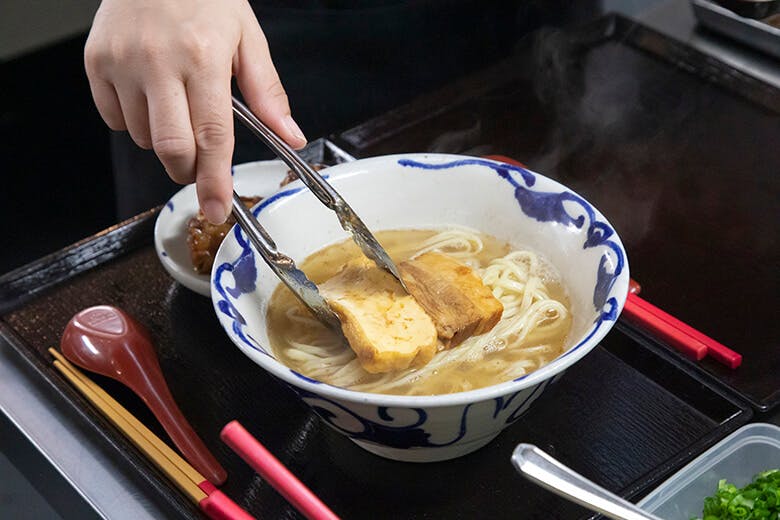 金月(きんちち)そば|そばにトッピングされる厚揚げ