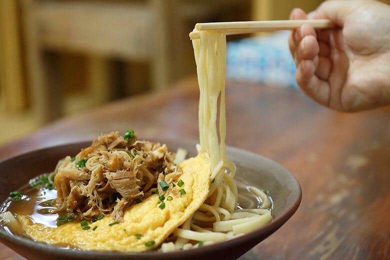 コッコ食堂|箸でそばを持ち上げる