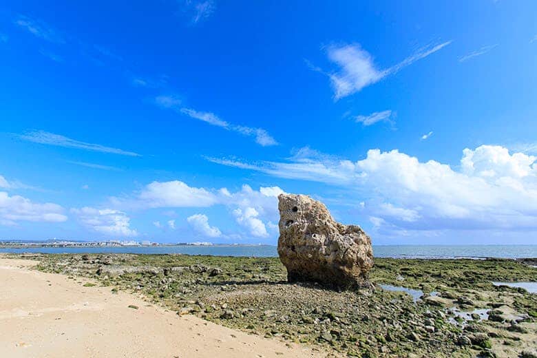 瀬長島ウミカジテラス|目の前のビーチにある「子宝岩」