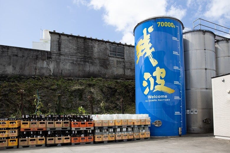 比嘉酒造|外観にある大きな缶