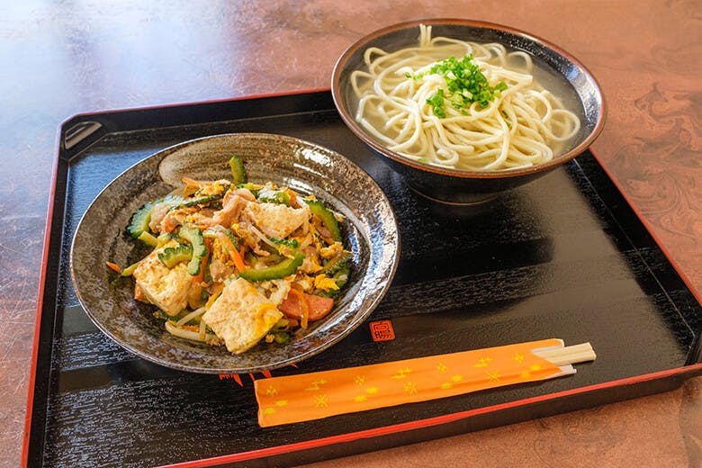 大和（だいわ）食堂｜宮古そばとゴーヤーチャンプルーのセット