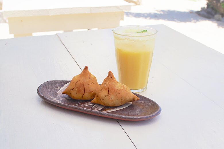 食堂かりか|一見稲荷ずしのようなビジュアルの揚げスナック