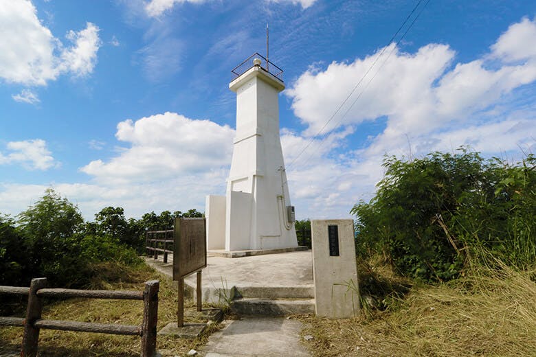 琉球観音崎灯台|四角くて背の低い灯台