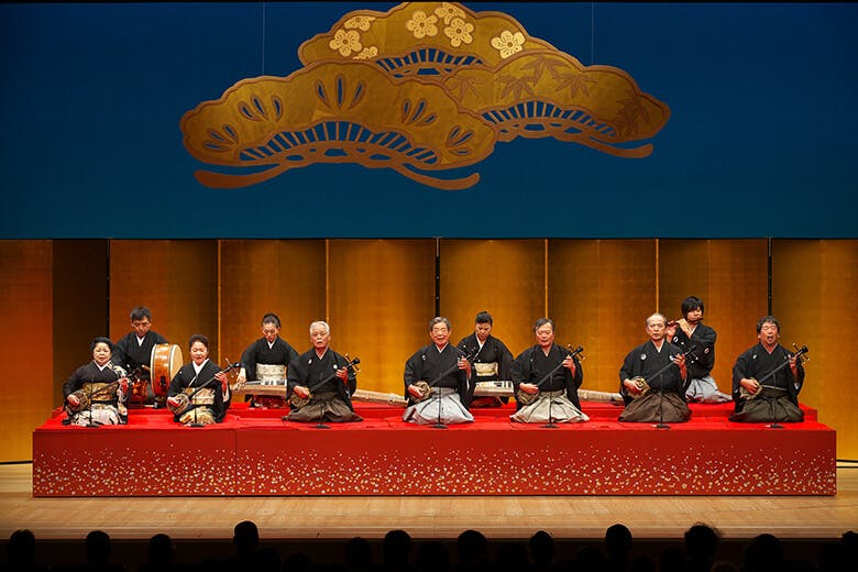 国立劇場おきなわ｜地謡（じうてー）の中心で三線を奏でる、重要無形文化財「琉球古典音楽」の保持者、照喜名朝一さん