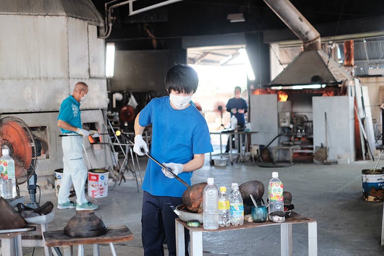 琉球ガラス村｜作業する若い男性の職人さん