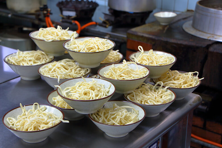 きしもと食堂(本店)|器に盛られた麺