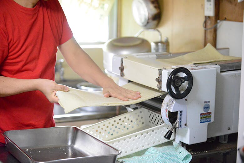 今帰仁そば｜自家製麺を作る様子