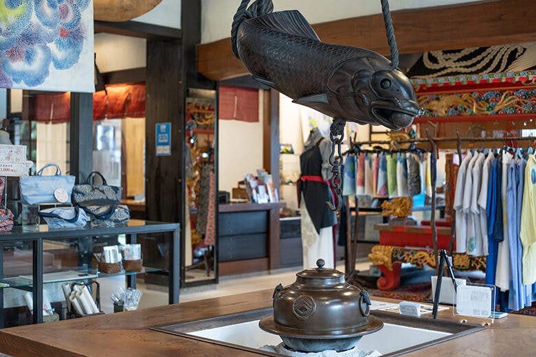 首里琉染|様々なアイテムが販売されている1階店舗内観