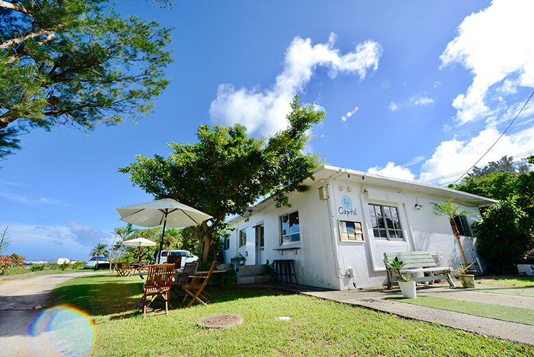 Capful（キャプフル）｜緑の映える店舗外観