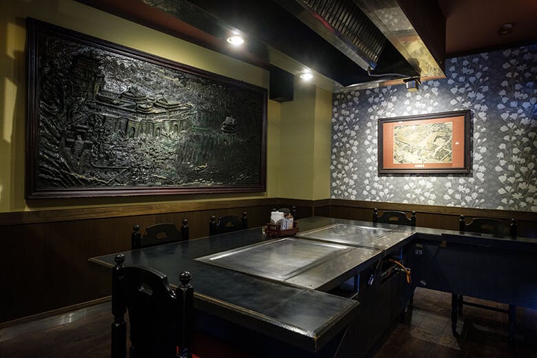 ステーキハウス四季|シックな店内に設置された重厚な鉄板