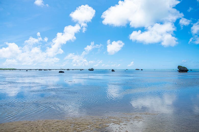 佐和田の浜｜巨岩が点在するビーチ遠景