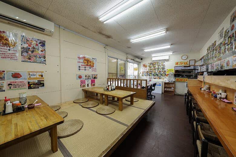 やちむん食堂｜座敷とカウンターのある店舗内観