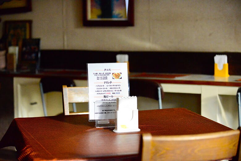 タコス専門店メキシコ｜メニューの置かれたテーブル席