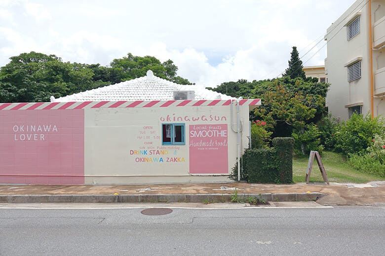 okinawasun(オキナワサン)|パステルピンクとホワイトが基調の可愛い店舗外観