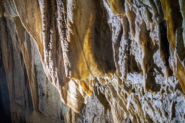 保良泉(ぼらがー)ビーチ|パンプキン鍾乳洞入口の鍾乳石