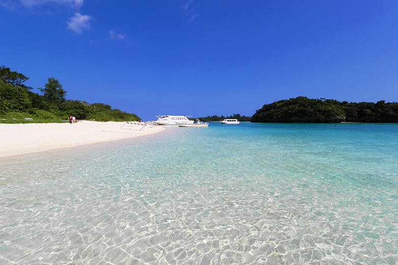 川平湾(かびらわん)|砂地が透ける透明度の高い波打ち際