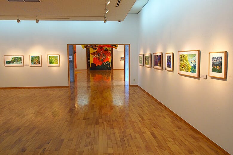 佐喜眞(さきま)美術館|壁面に絵画が飾られた施設内観