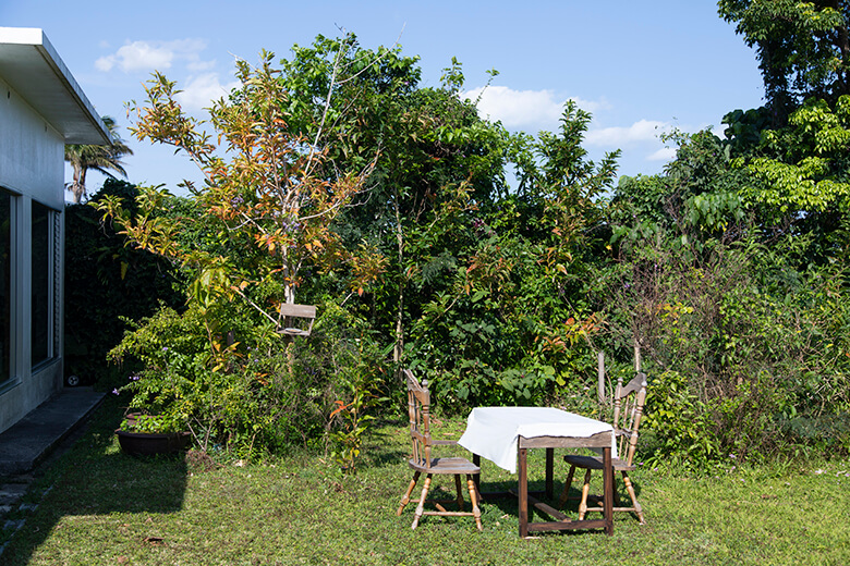 クルミ舎|緑の茂る庭とテーブルセット