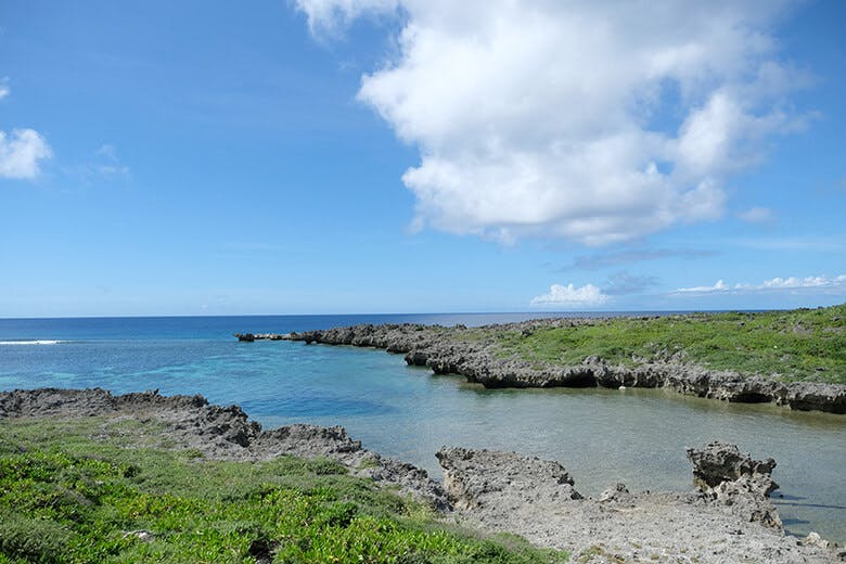 白鳥岬（しらとりみさき）｜細長い入り江のような形をした岬付近の海
