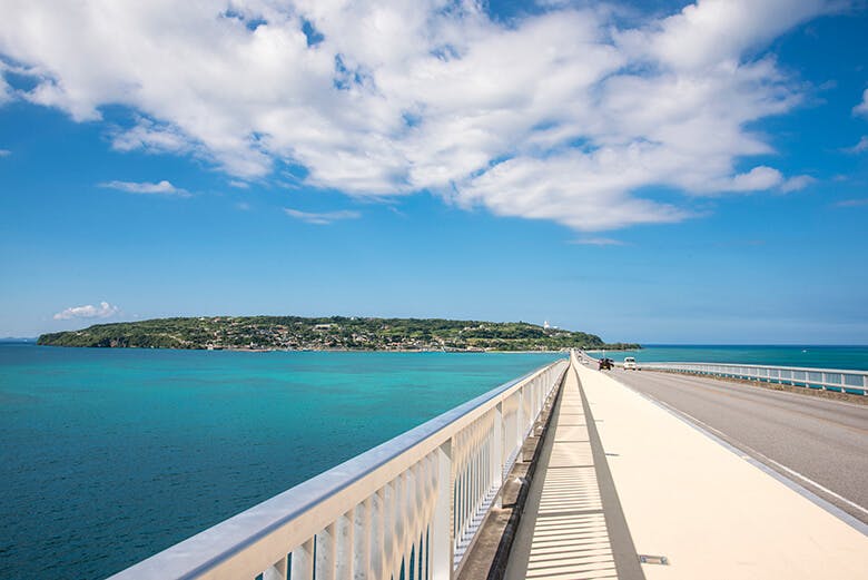 古宇利大橋|遠く島へとのびる橋