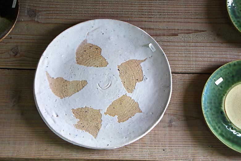 やちむんの里｜土の質感と白い釉薬のコンビネーションが素敵な大嶺實清さんの大皿