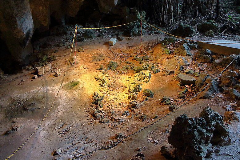 ガンガラーの谷「港川人の発掘現場」